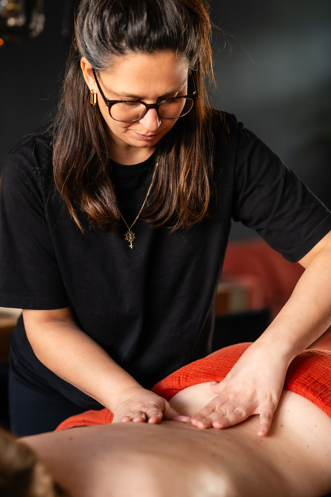 Geniet van een massage op maat op een luxe massagetafel met gat voor zwangere buik.